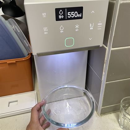 정수기에서 정수 550ml를 물그릇에 받는 모습