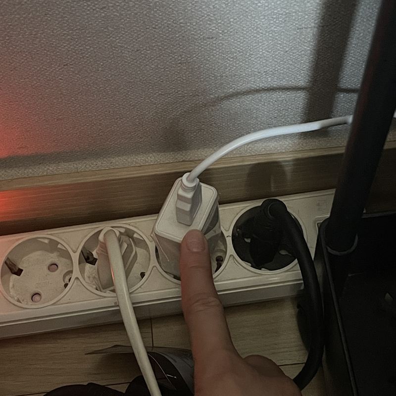 침실 거울 뒤 콘센트에서 정수기 USB선을 뽑는 모습