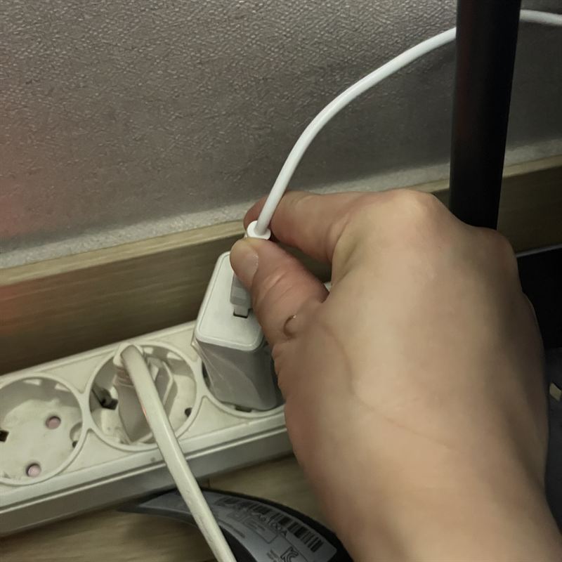 침실에서 정수기 USB선을 다시 꽂는 모습