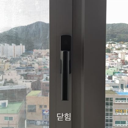 창문 손잡이가 아래로 내려간 닫힘 상태