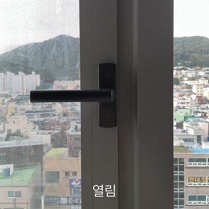 창문 손잡이를 옆으로 돌린 열림 상태