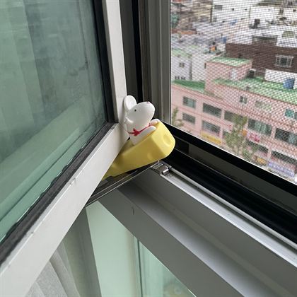 침실 창문 위쪽 틈에 끼운 스토퍼