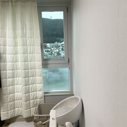 창문 폭만큼만 열어 둔 거실 커튼