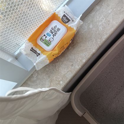 화장실 옆에 둔 고양이용 물티슈
