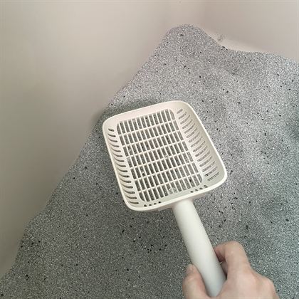 촘촘한 삽으로 모래 부스러기를 거르는 모습