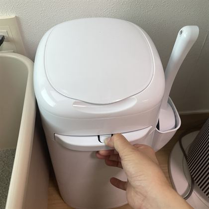 리터락커 앞부분 손잡이를 잡는 모습