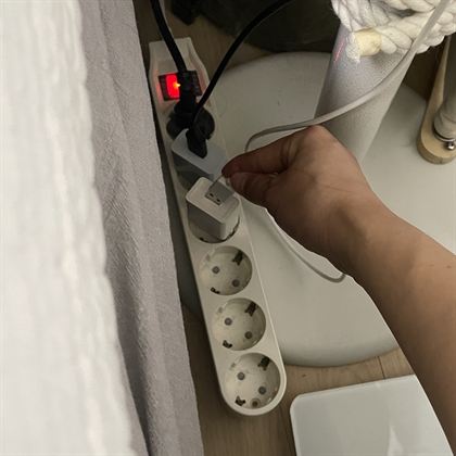 침실 캣폴 아래 홈캠 USB 코드