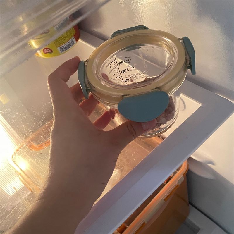 뚜껑을 닫아 냉장고에 넣은 락앤락 용기