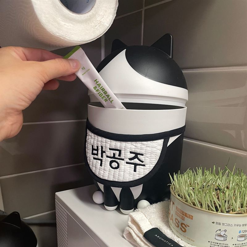 보관통에서 식이섬유 한 포를 꺼내는 모습
